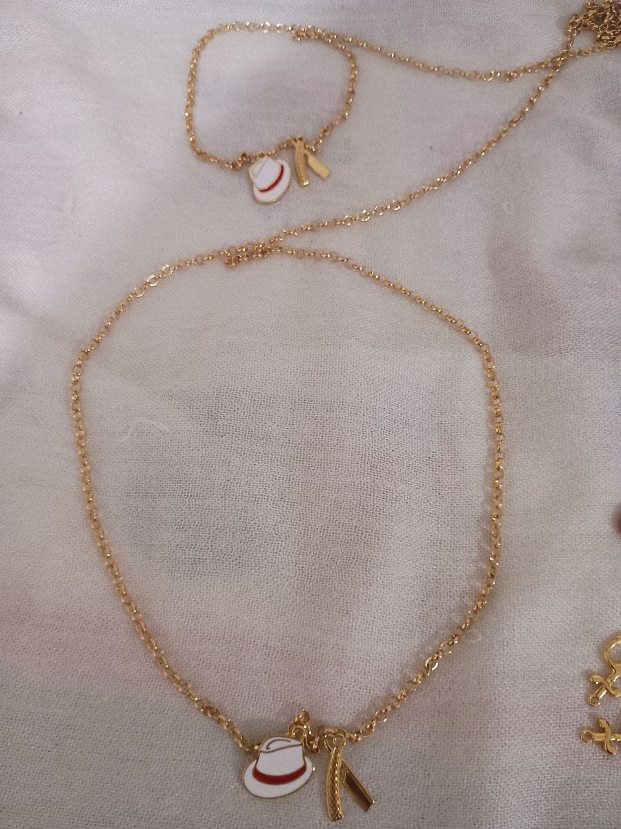 Gargantilha banhada em ouro com chapéu e navalha