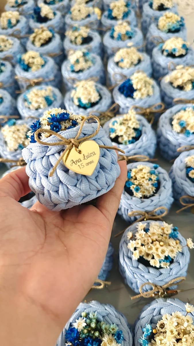 🌸 Lembrancinha em Crochê Personalizada com Flores Secas 🌸 Delicada e encantadora, esta lembrancinha artesanal em crochê é perfeita para tornar momentos especiais ainda mais inesquecíveis. Feita à mão com fio de alta qualidade, acompanha um lindo arranjo de flores secas e tag personalizada com nome e idade. ✨ Ideal para: * Aniversários * Batizados * Chá de bebê * Casamentos * Eventos especiais 💙 Detalhes do produto: * Produzido 100% à mão em crochê * Cor personalizável * Tag com nome e idade * Mini arranjo com flores secas * Acabamento delicado com laço rústico 📏 Tamanho aproximado: 6 a 8 cm 🎨 Cores e personalização sob encomenda 🎁 Uma lembrança sofisticada e cheia de carinho para encantar seus convidados! ⏳ Prazo de confecção: 7 a 20 dias úteis, conforme a quantidade do pedido. 💌 Entre em contato para orçamento e escolha das cores.