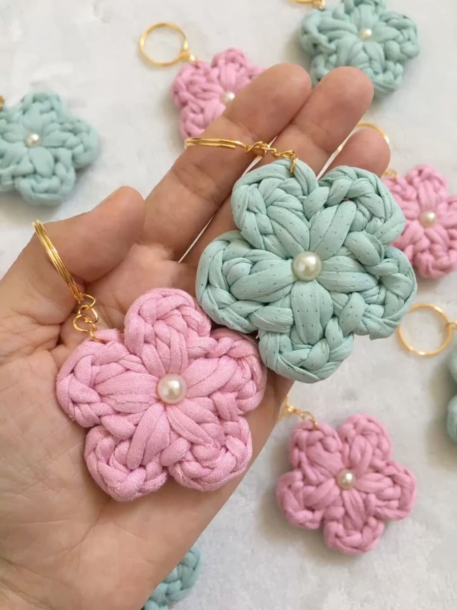 💖 Chaveiros em Crochê Personalizados 💖 Encante seus convidados com lembrancinhas delicadas e cheias de significado! Nossos chaveiros em crochê são confeccionados artesanalmente com muito carinho e podem ser personalizados para tornar qualquer ocasião ainda mais especial. ✨ Modelos disponíveis: * ❤️ Coração em crochê com pingente personalizado * 💙 Coração com aplique religioso e tassel decorativo 🎁 Perfeitos para: * Aniversários * Batizados * Primeira Eucaristia * Crisma * Casamentos * Dia das Mães * Eventos religiosos e corporativos 🌟 Detalhes do produto: * Feitos 100% à mão * Personalização com nome, frase ou data * Diversas opções de cores * Acabamento com metais dourados * Embalagem opcional 📏 Tamanho aproximado: 8 a 12 cm (dependendo do modelo) ⏳ Prazo de confecção: 7 a 20 dias úteis, conforme a quantidade solicitada. 💌 Produzimos sob encomenda e personalizamos de acordo com o seu evento. ✨ Uma lembrancinha exclusiva, elegante e feita com amor para marcar momentos inesquecíveis!