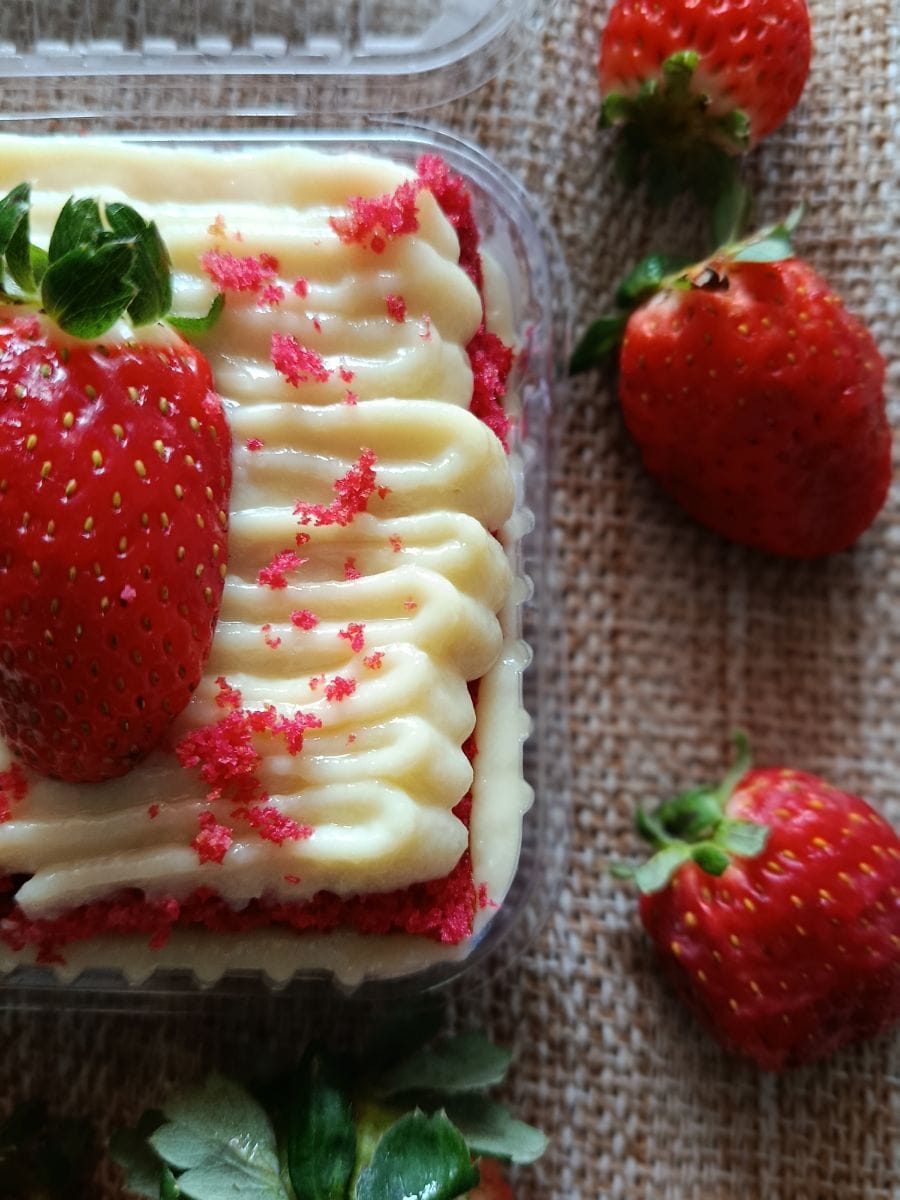 Torta Red Velvet com ninho e geleia artesanal de morango