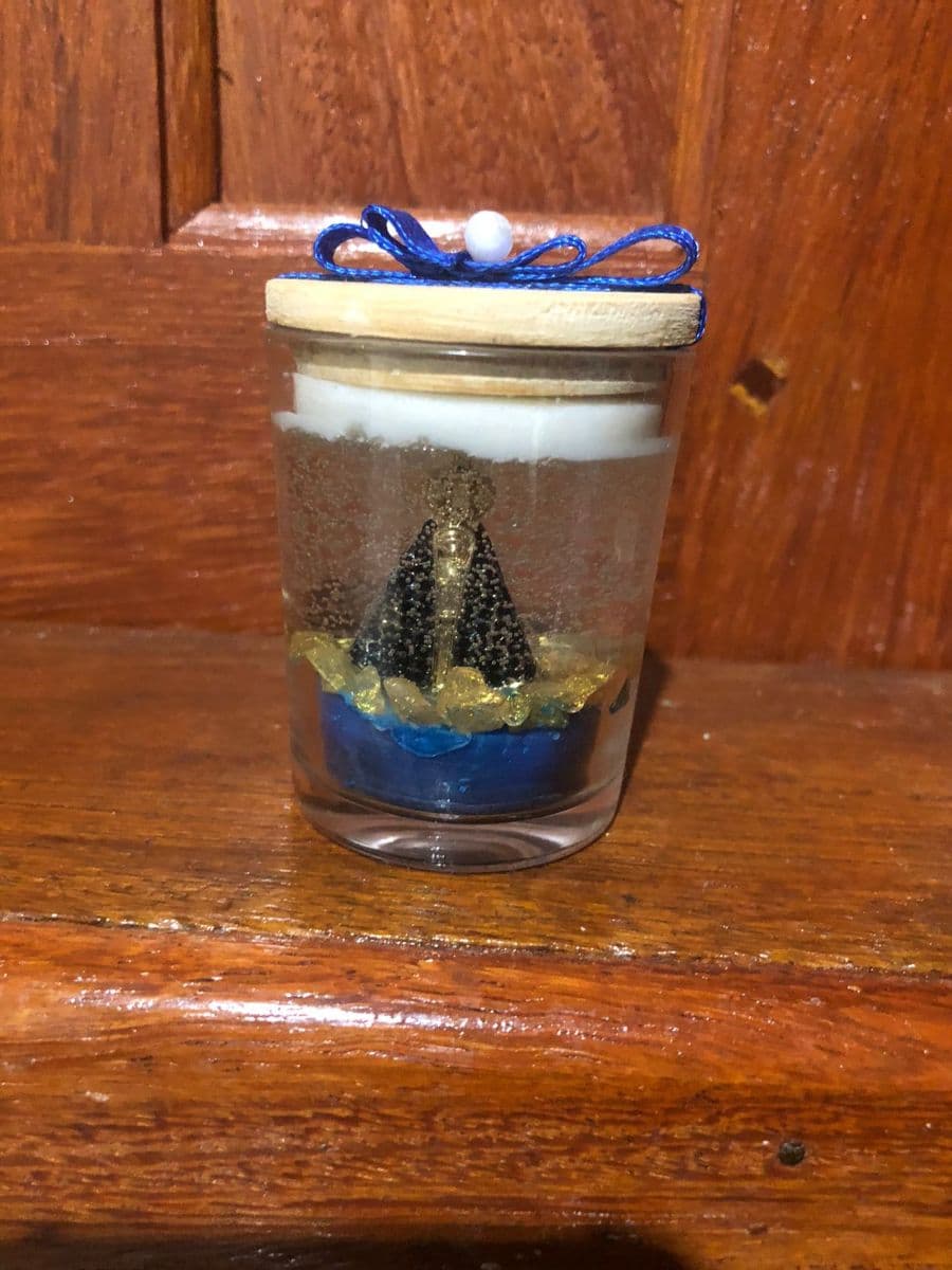 Vela aromatizada nossa senhora e divino espírito santo .