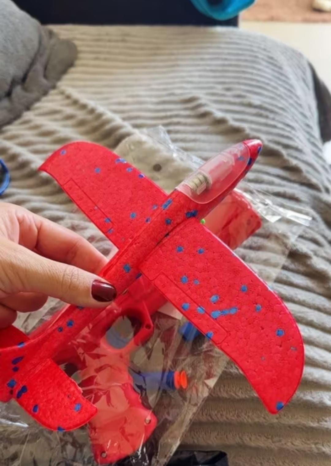 Avião de brinquedo + arminha de impulso