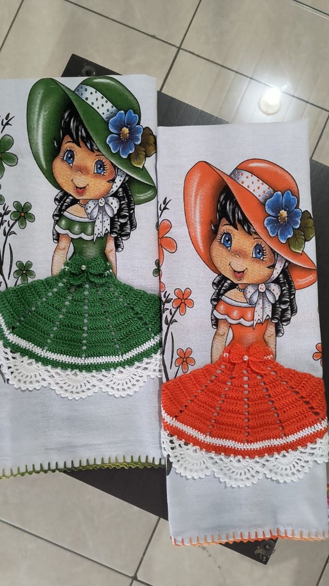 Panos de prato com saias em crochê 🧶 Boneca Naty.