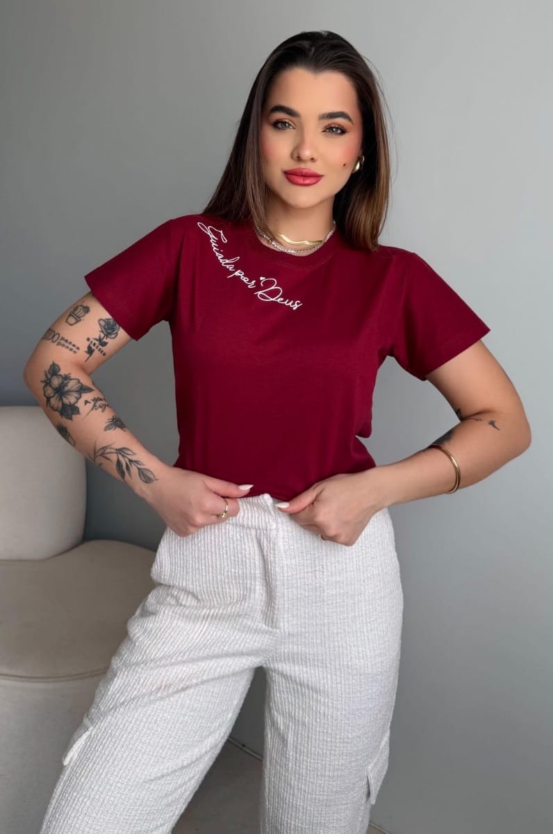 T-Shirt Guiada por Deus cor marsala