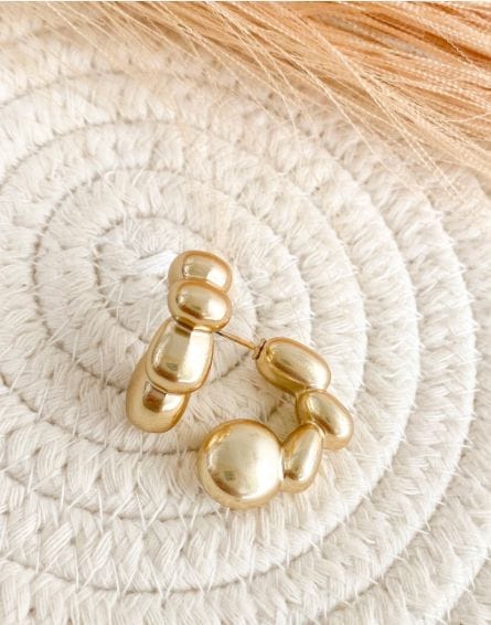Brinco Meia argola orgânica dourado