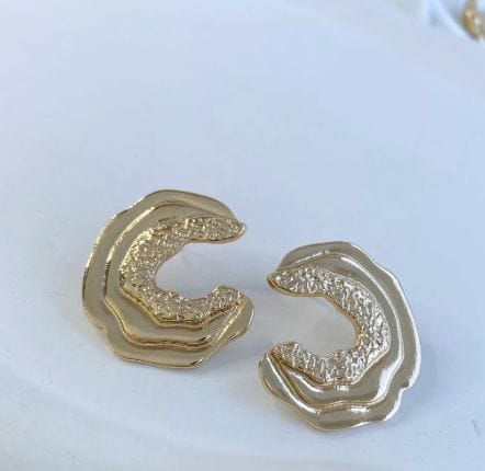 Brinco meia argola marmorizado folheado 18k