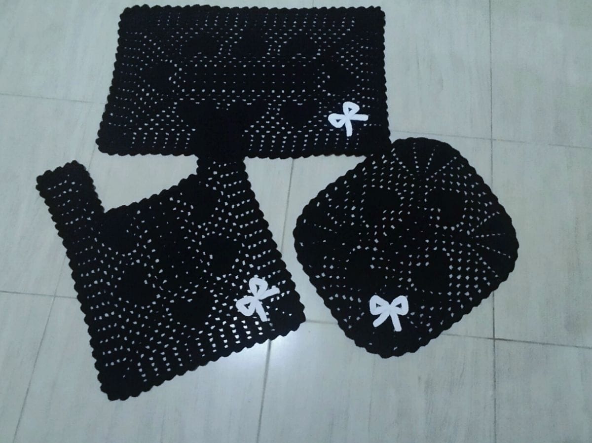 Jogo de Banheiro em Crochê Preto com Laços Brancos