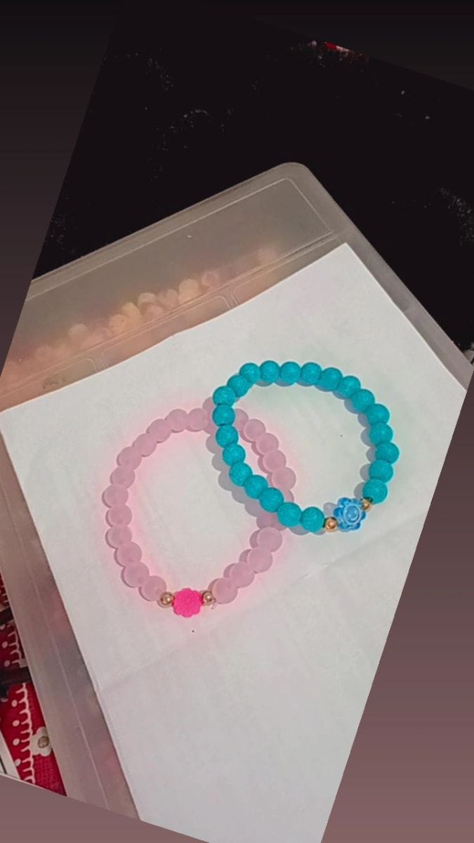 Pulseiras de florzinha com carinhas