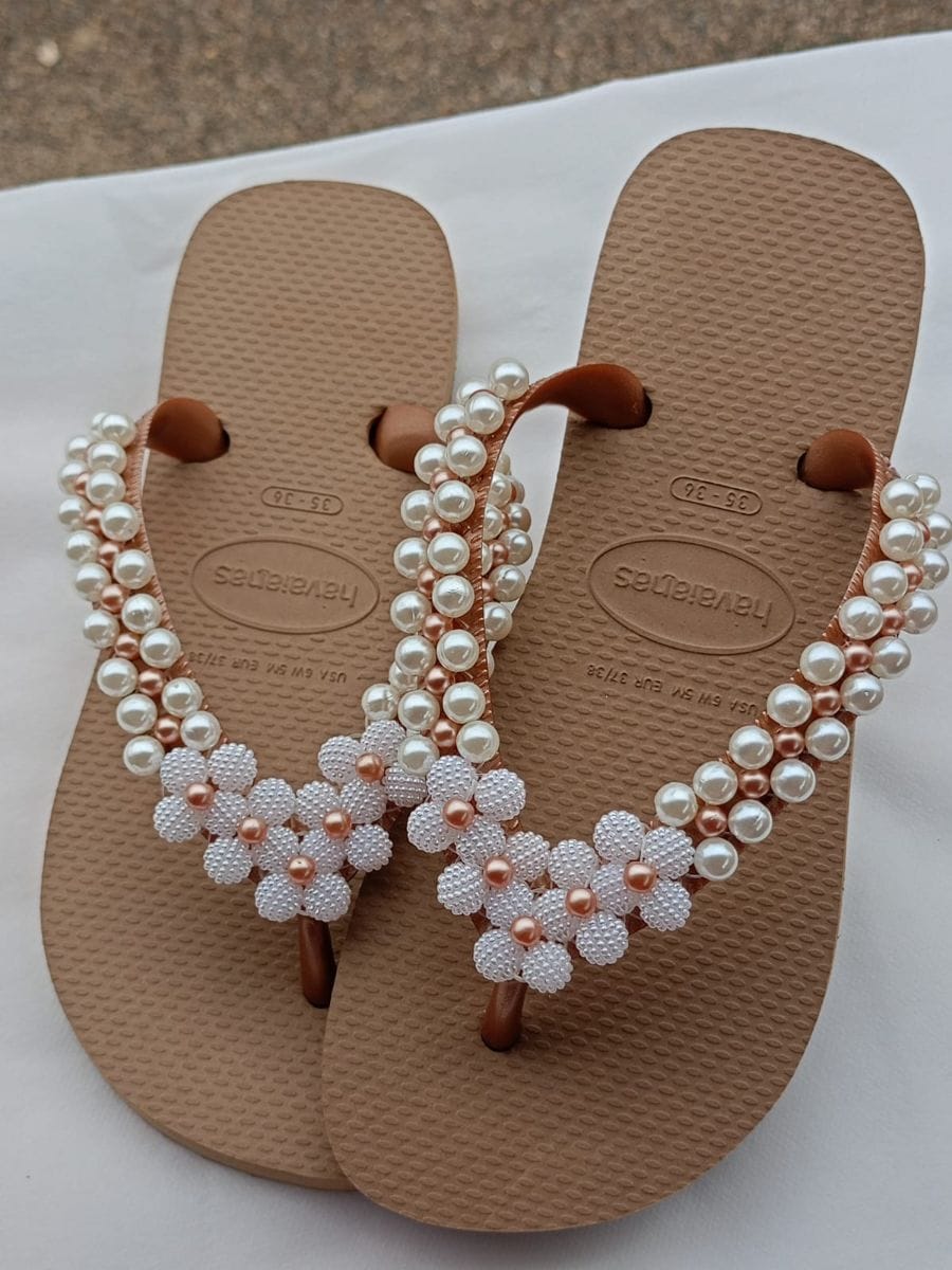 Sandália customizada com pérolas