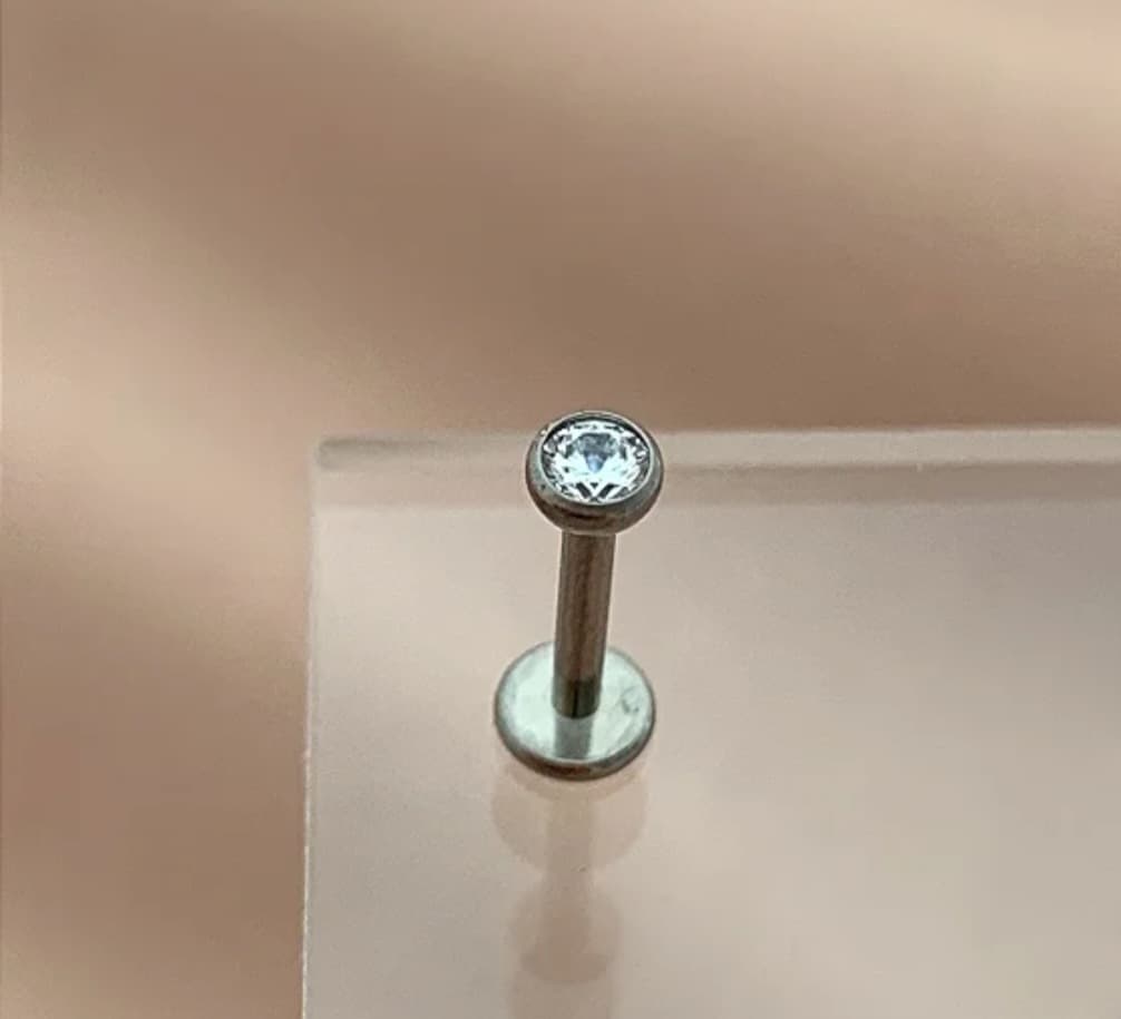 PIERCING AUSTRALIANO / TRÁGUS / CARTILAGEM PONTO DE LUZ G